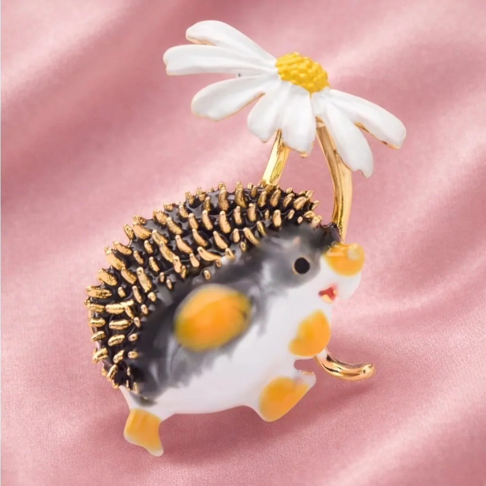 Daisy Hedgehog Gold Brooch